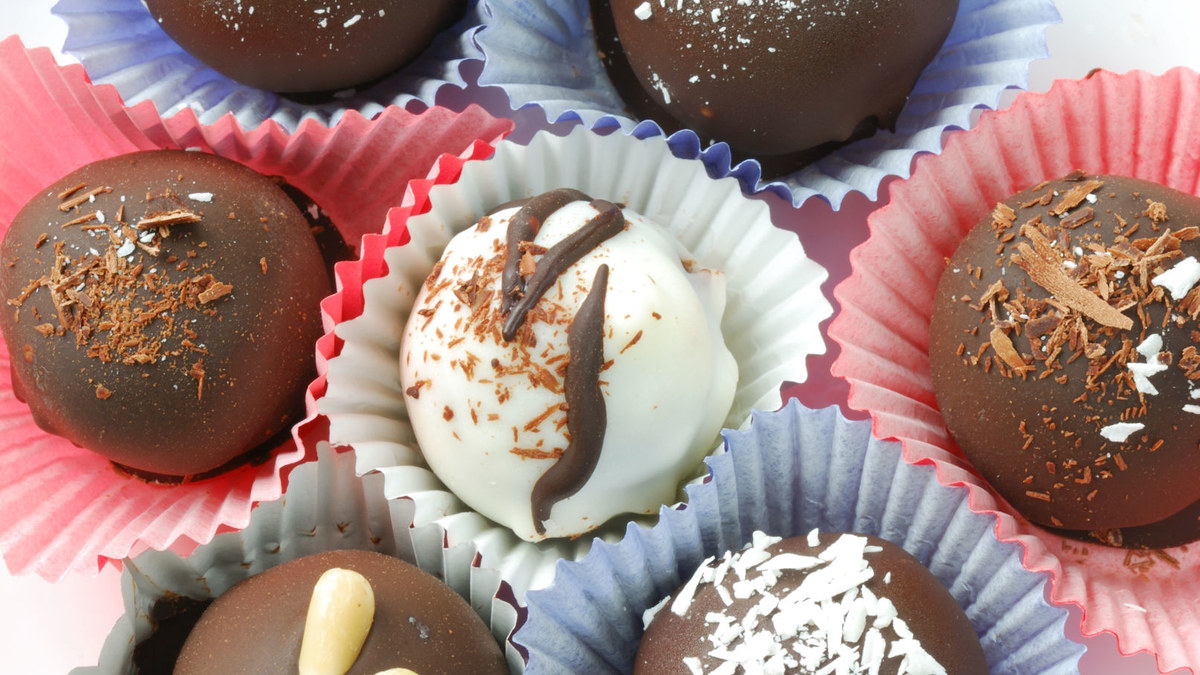 Šokoladiniai saldainiai su glajumi / Shutterstock nuotr.