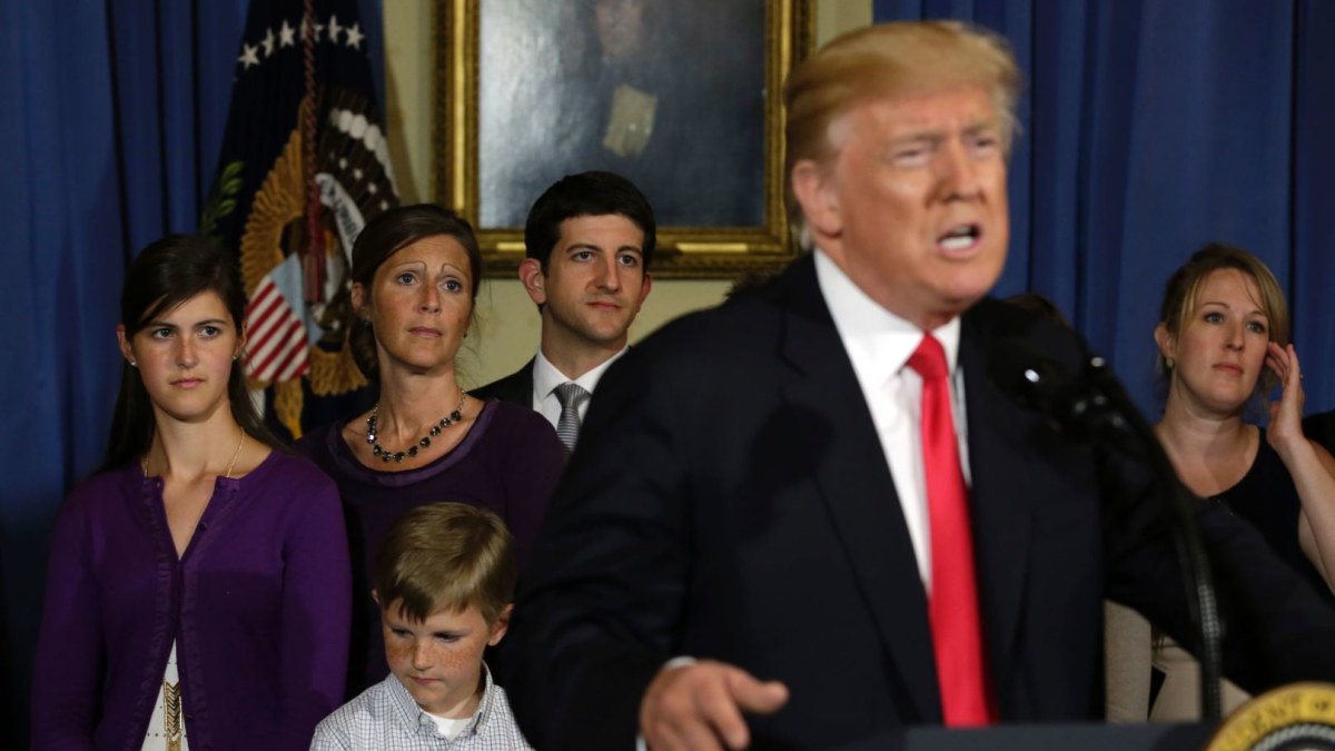 Per Donaldo Trumpo spaudos konferenciją visų akys krypo į moterį, stovinčią už jo / AFP/„Scanpix“ nuotr.