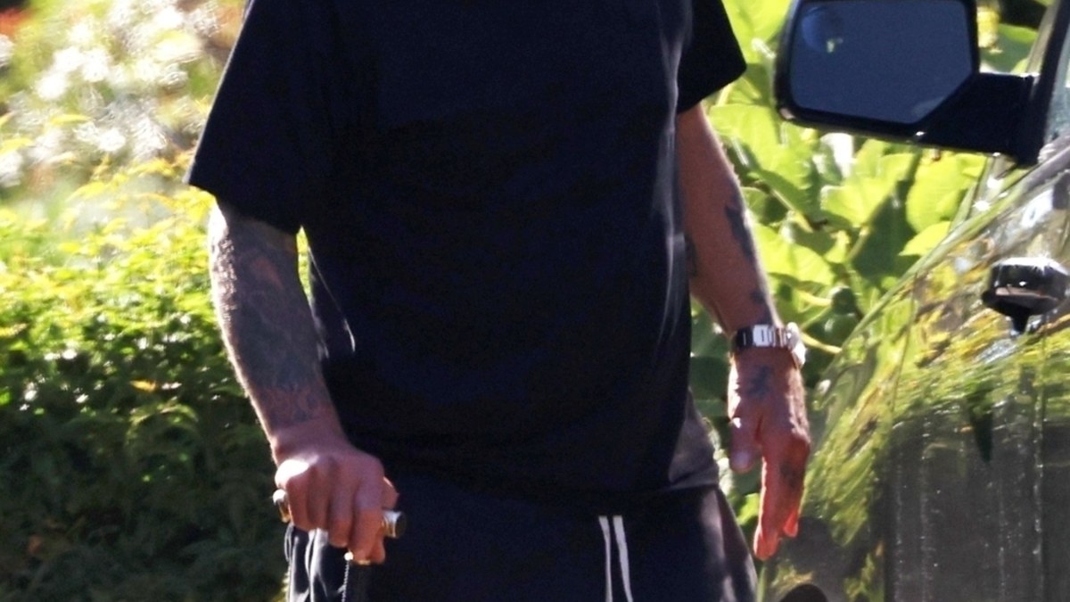 Audringas gyvenimo būdas, amžius ir sveikatos bėdos paliko ryškią žymę sunkiojo roko veterano išvaizdoje: Ozzy Osbourne’as prieš kelias savaites Santa Barbaroje / VIDA PRESS nuotrauka