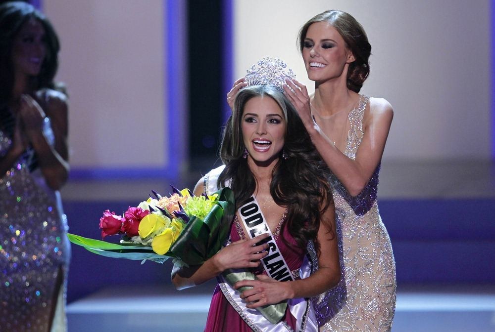 „Mis JAV 2011“ Alyssa Campanella uždėjo karūną „Mis JAV 2012“ konkurso nugalėtojai Olivijai Culpo. / „Reuters“/„Scanpix“ nuotr.