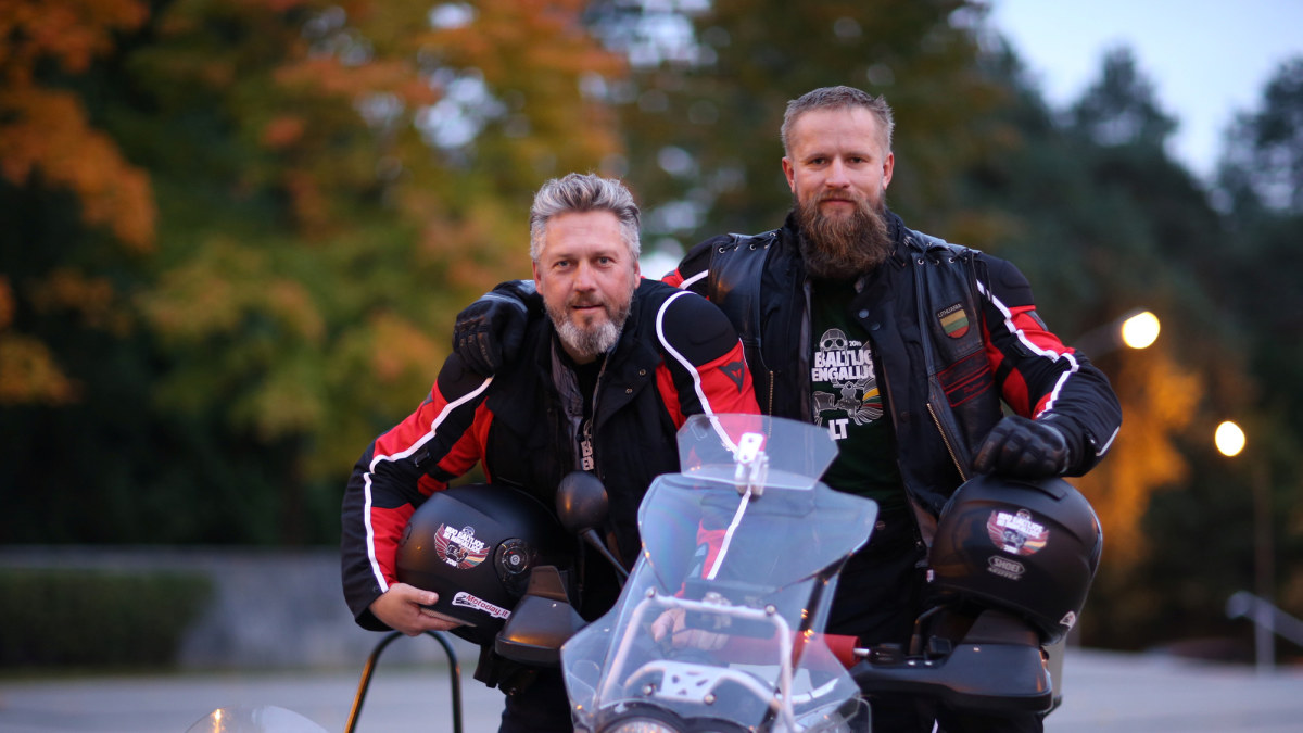 Žurnalistas Rimas Bružas ir verslininkas Aurimas Mockus motociklais leidosi į kelią