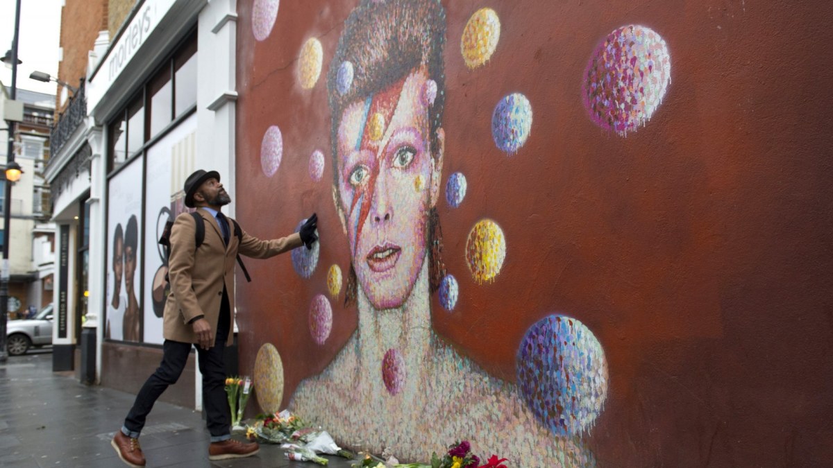 Gerbėjai atsisveikina su Davidu Bowie / „Scanpix“/„PA Wire“/„Press Association Images“ nuotr.