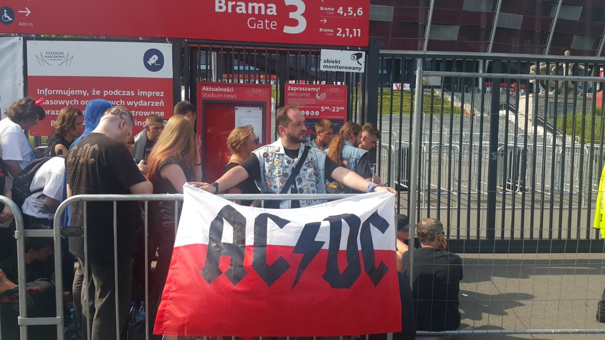 Tūkstančiai gerbėjų plūsta į AC/DC koncertą Varšuvoje / P.Cuberos nuotr.