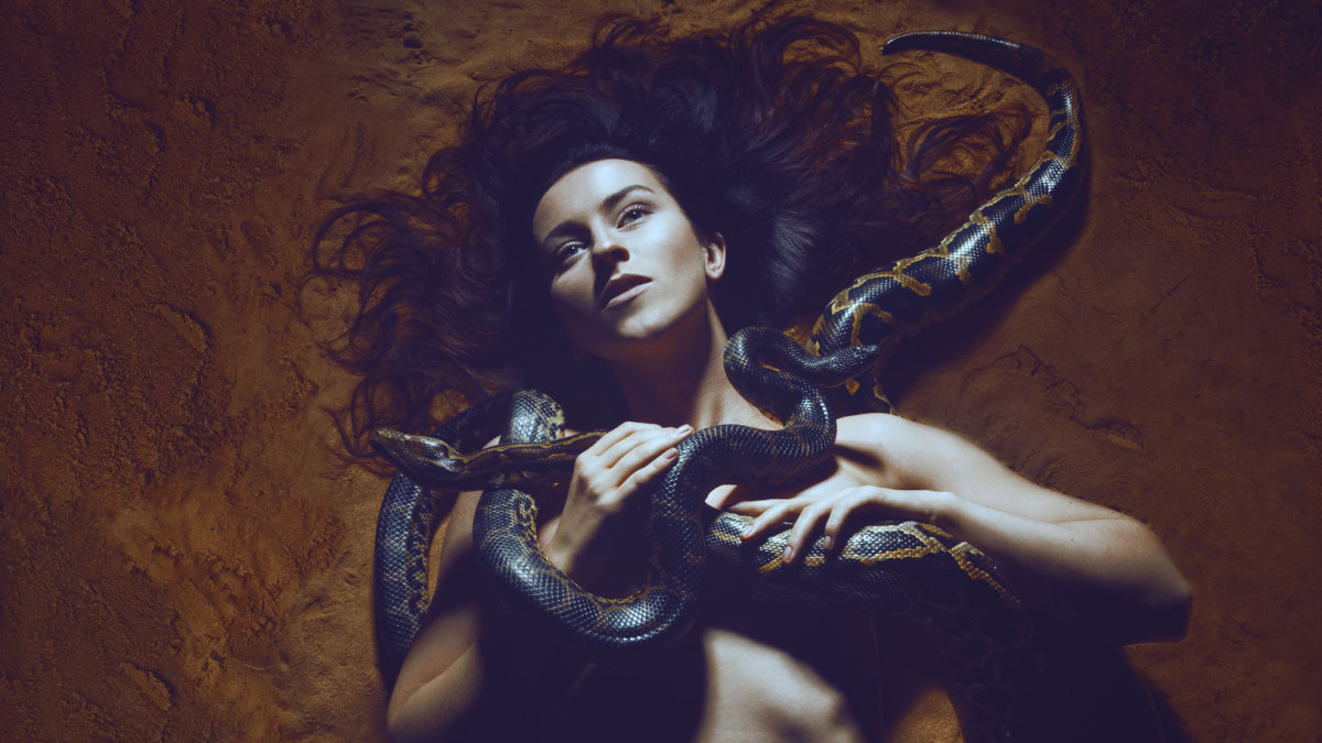 Dainininkės Catrinah fotosesija su gyvatėmis / Asmeninio albumo nuotr.