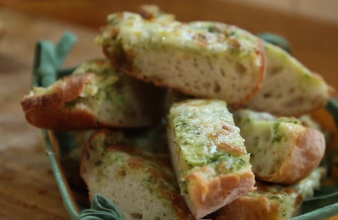 Itališka česnakinė duona su sūriu / Kadras iš vaizdo įrašo