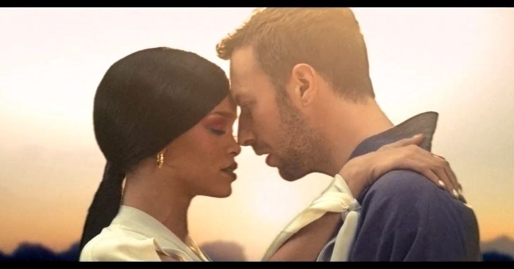 Rihanna ir Chrisas Martinas / Kadras iš klipo