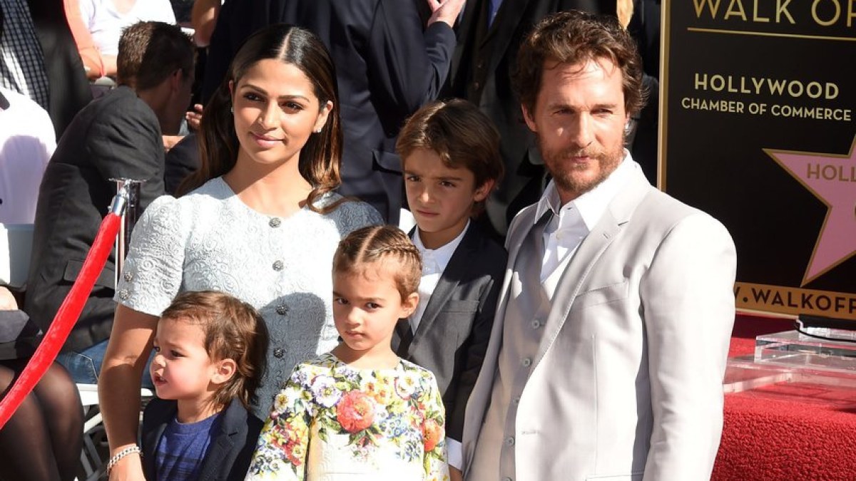 Matthew McConaughey su žmona Camila Alves ir vaikais / „Scanpix“ nuotr.