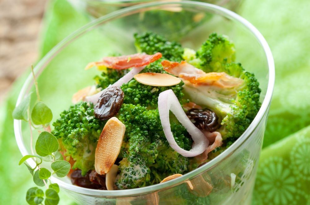 Salotos su  brokoliais ir razinomis / Shutterstock nuotr.