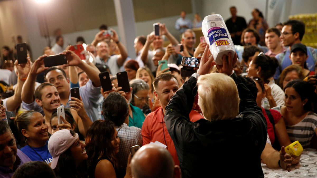 Donaldas Trumpas su žmona Melania apsilankė uragano nusiaubtame Puerto Rike / „Reuters“/„Scanpix“ nuotr.