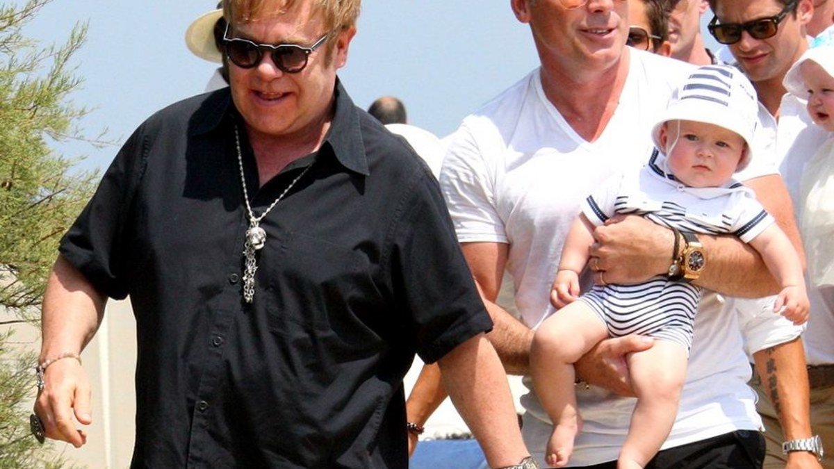 Eltonas Johnas su partneriu Davidu Furnishu ir jų sūnumi Zachary / „Scanpix“ nuotr.