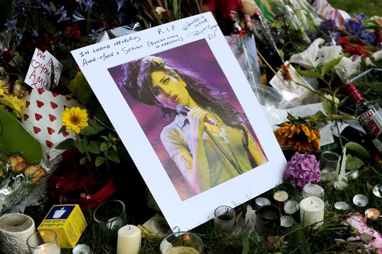 Gėlės, žvakės ir atvirutės prie Amy Winehouse namų / AFP/„Scanpix“ nuotr.