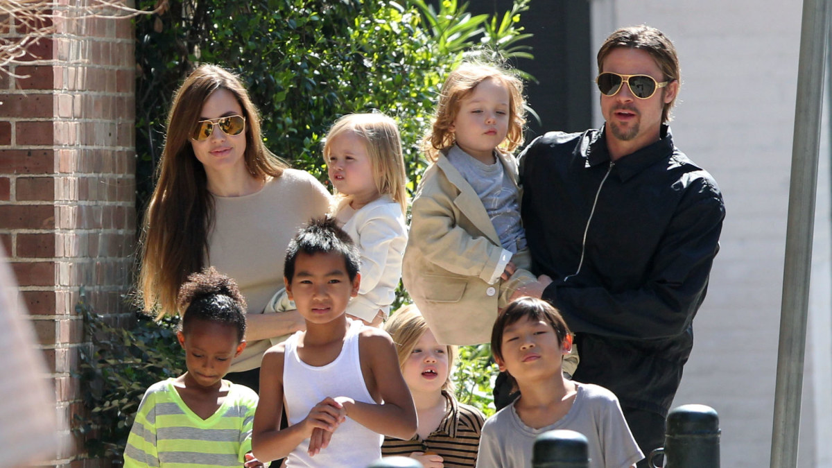 Angelina Jolie ir Bradas Pittas su visais vaikais (2011 m.) / Vida Press nuotr.