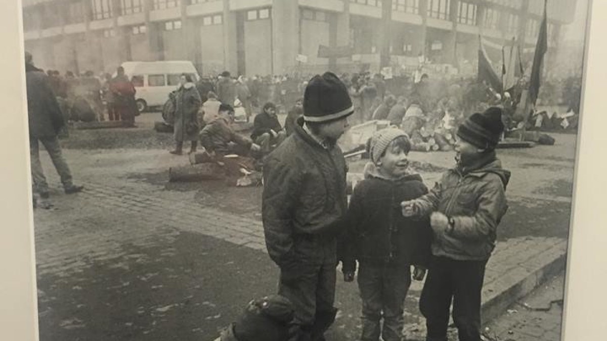 R.Požerskio fotografija iš Sausio 13-osios įvykių. Berniukai / Akvilės Kavaliauskaitės nuotr.