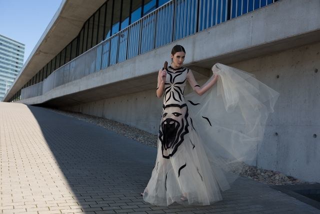Agnės Kuzmickaitės kurta kolekcijos „Išlaisvink žvėrį“ suknelė / Renginio organizatorių nuotr.