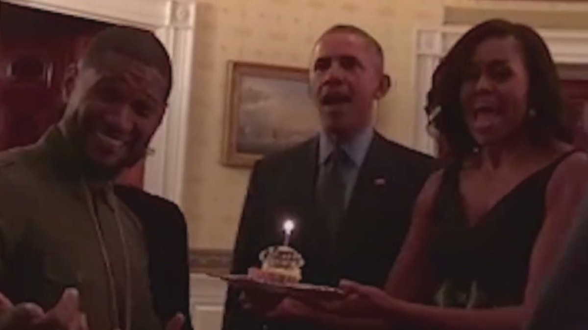 Barackas ir Michelle Obamos sveikina Usherį su gimtadieniu / Stop kadras