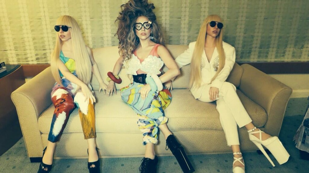 Lady Gaga (centre) su lėlėmis „Gagadoll“ / „Twitter“ nuotr.