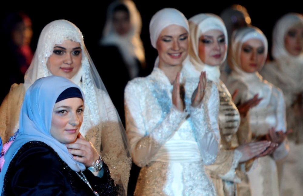 Medni Kadyrovos įkurti mados namai „Firdaws“ kuria drabužius musulmonėms. / AFP/„Scanpix“ nuotr.