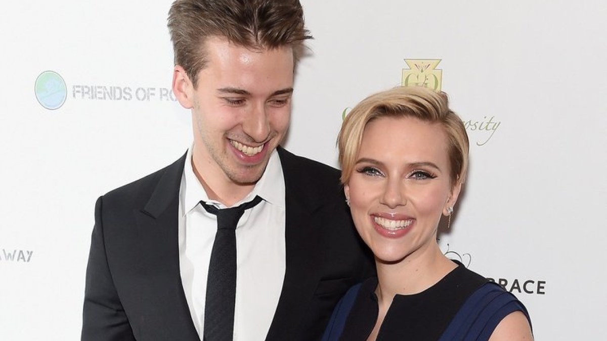 Scarlett Johansson su broliu dvyniu Hunteriu / AFP/„Scanpix“ nuotr.