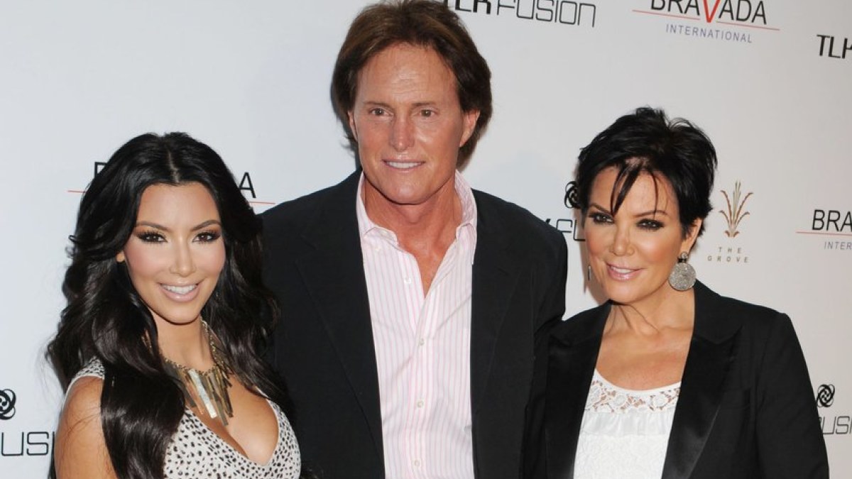 Kim Kardashian su patėviu Bruce'u Jenneriu ir mama Kris Jenner / „Scanpix“ nuotr.