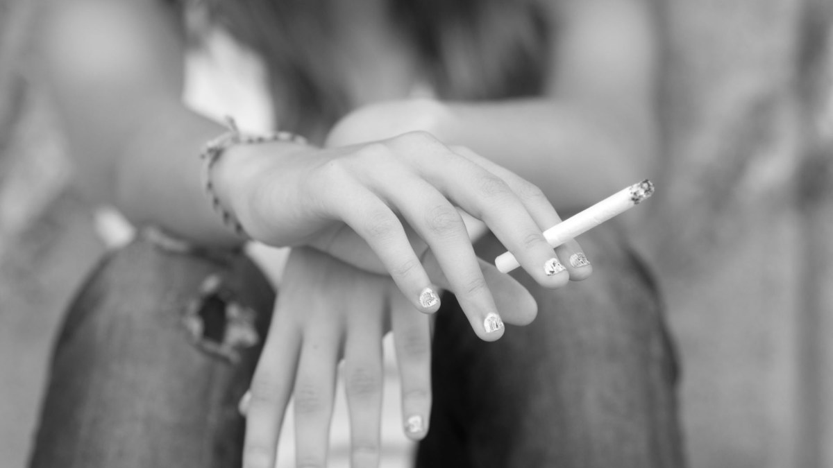 Cigaretė paauglės rankoje / „Fotolia“ nuotr.