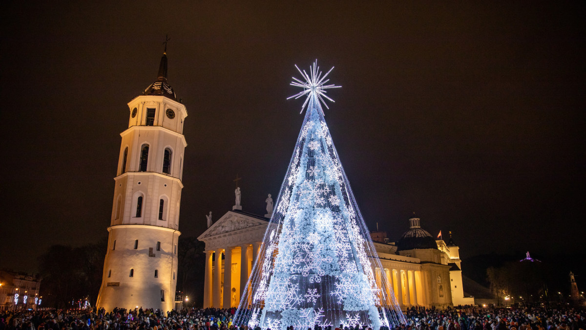 Vilniuje įžiebta Kalėdų eglė – žiemos paveikslo atspindys / Luko Balandžio nuotr.