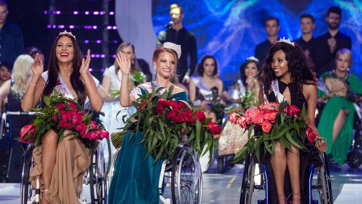"Mis Pasaulis" dalyvės - laimėtoja iš Baltarusijos Aleksandra Čičikova, dalyvė iš Pietų Afrikos Respublikos Lebohang Monyatsi (dešinėje) ir  antros vietos laimėtoja iš Lenkijos  Adriana Zawadzinska  / „Scanpix“ nuotr.