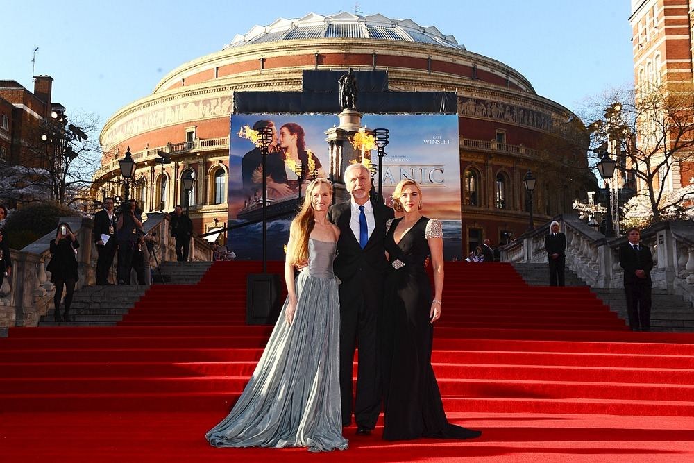 Jamesas Cameronas su žmona Suzy Amis (kairėje) ir Kate Winslet / PA/„Scanpix“ nuotr.