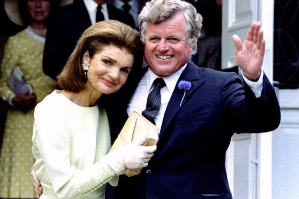 Jackie O su žuvusio prezidento broliu Edward Kennedy, praėjus beveik trims metams po savo vyro nužudymo. / „Scanpix“ nuotr.