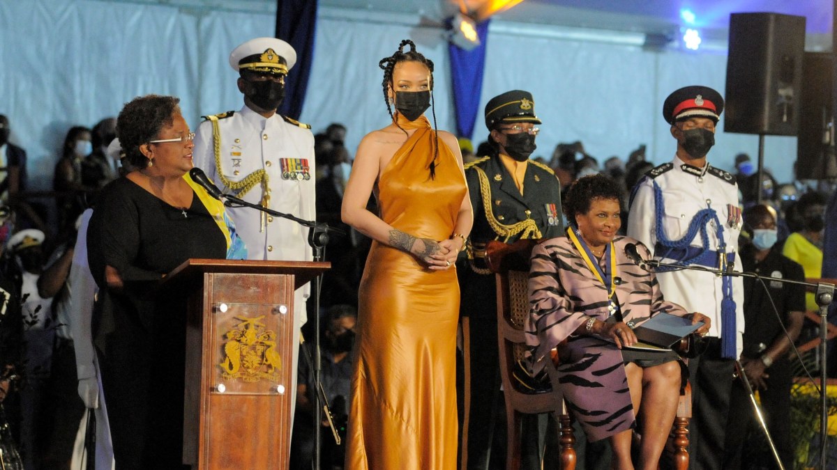 Rihanna (viduryje) Barbadoso paskelbimo respublika ceremonijoje / „Scanpix“ nuotr.