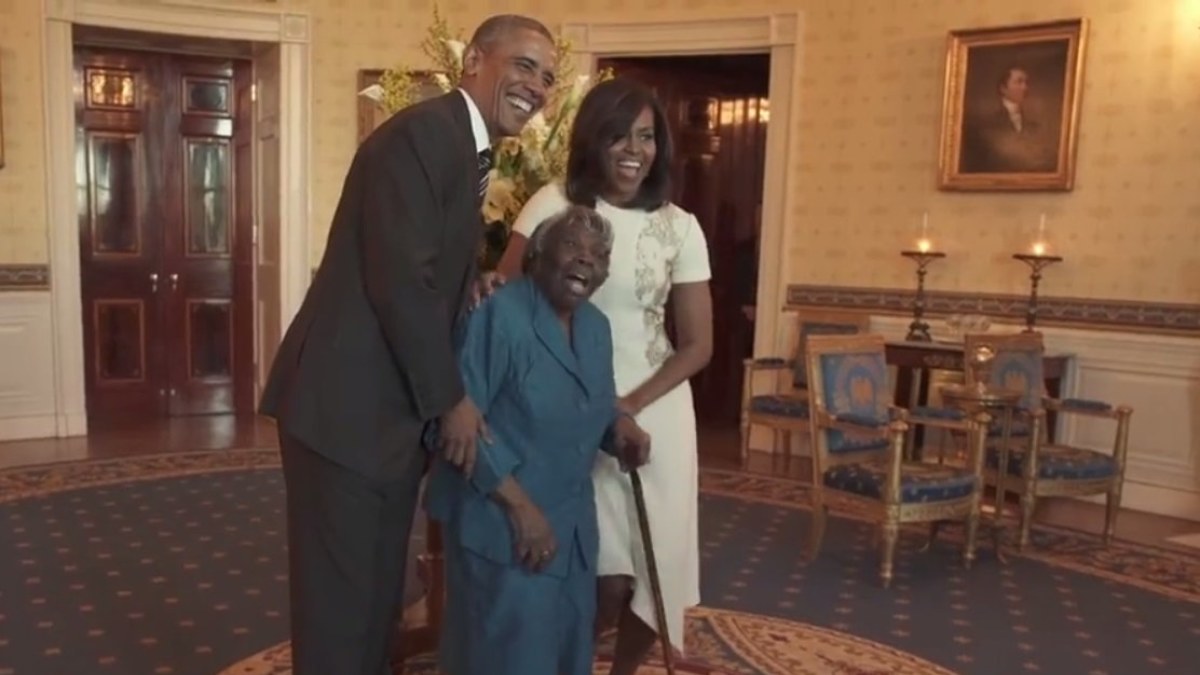 Baltuosiuose rūmuose apsilankiusi 106 metų senolė pašoko su Baracku Obama / Video kadras