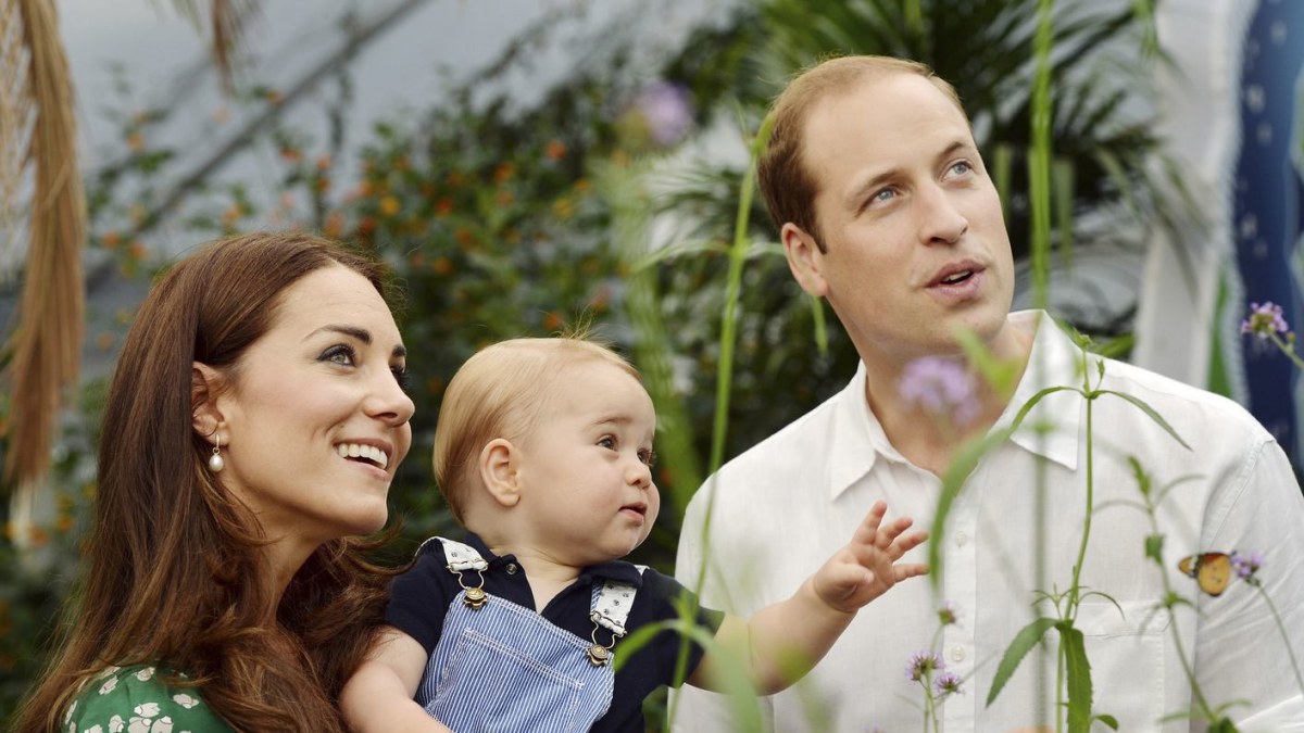 Princas Williamas ir Kembridžo hercogienė Catherine su sūnumu George'u / „Reuters“/„Scanpix“ nuotr.