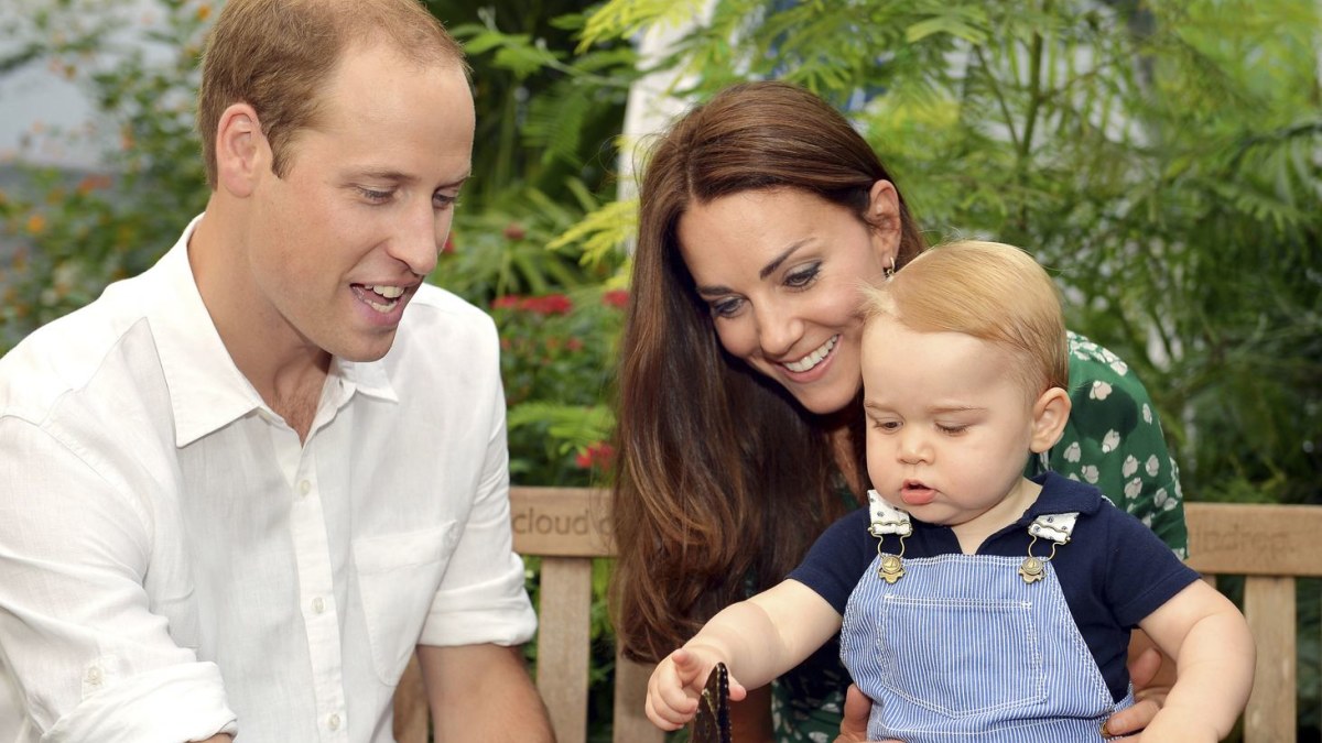 Princas Williamas ir Kembridžo hercogienė Catherine su sūnumu George'u / „Reuters“/„Scanpix“ nuotr.