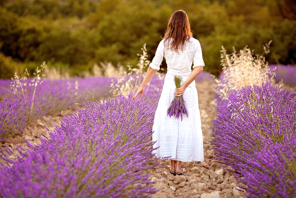 Viena moteris eina lauku. / Shutterstock nuotr.