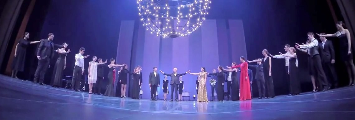 Rimas Tuminas Maskvos J.Vachtangovo teatre sulaukė originalaus trupės sveikinimo su įteikta „Teatro žmogaus“ premija / Stop kadras