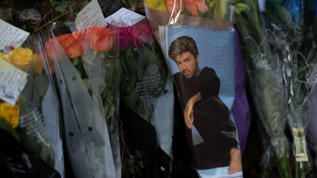 Gerbėjų paliktos gėlės prie George'o Michaelo namų / AFP/„Scanpix“ nuotr.