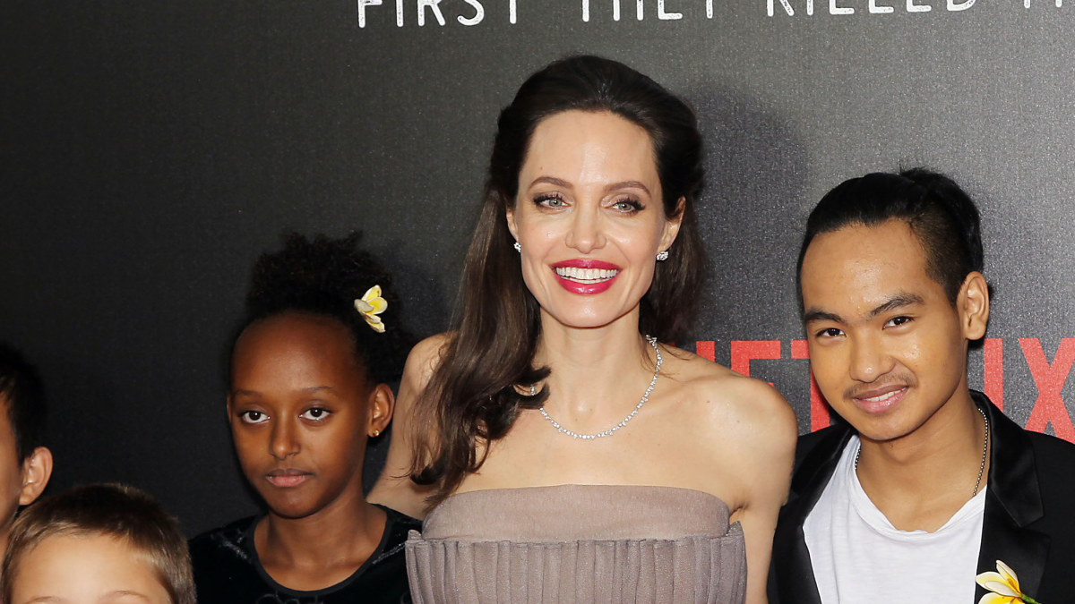 Angelina Jolie su savo vaikais/Vida Press nuotr.