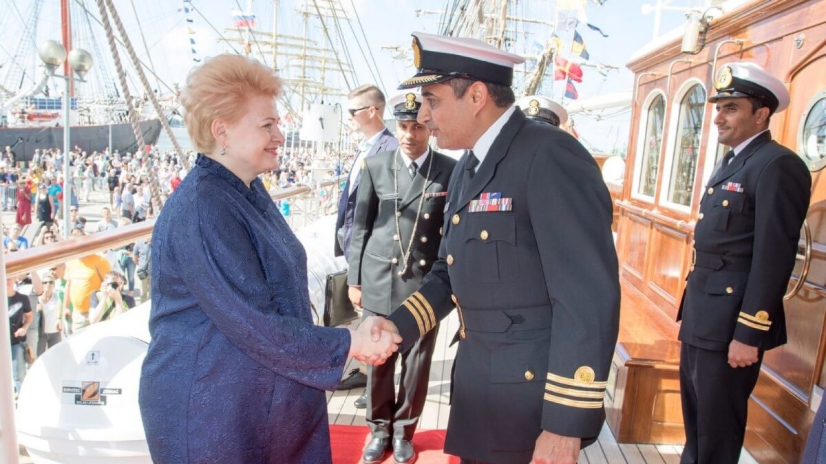 Lietuvos Respublikos prezidentė Dalia Grybauskaitė sveikina burlaivio Shabab Oman II kapitoną / Organizatorių nuotr.