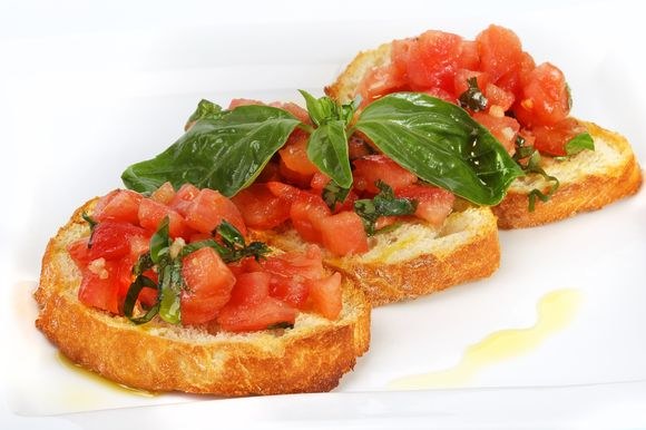 Kepinta duona ir švieži pomidorai – tobulas, skrandžio neapsunkinantis užkandis. / 123rf.nuotr.