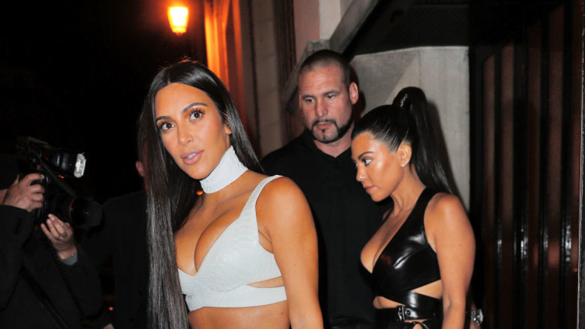 Kim Kardashian su seserimi Kourtney Kardashian išeina iš restorano, kelios valandos prieš užpuolimą / Vida Press nuotr.
