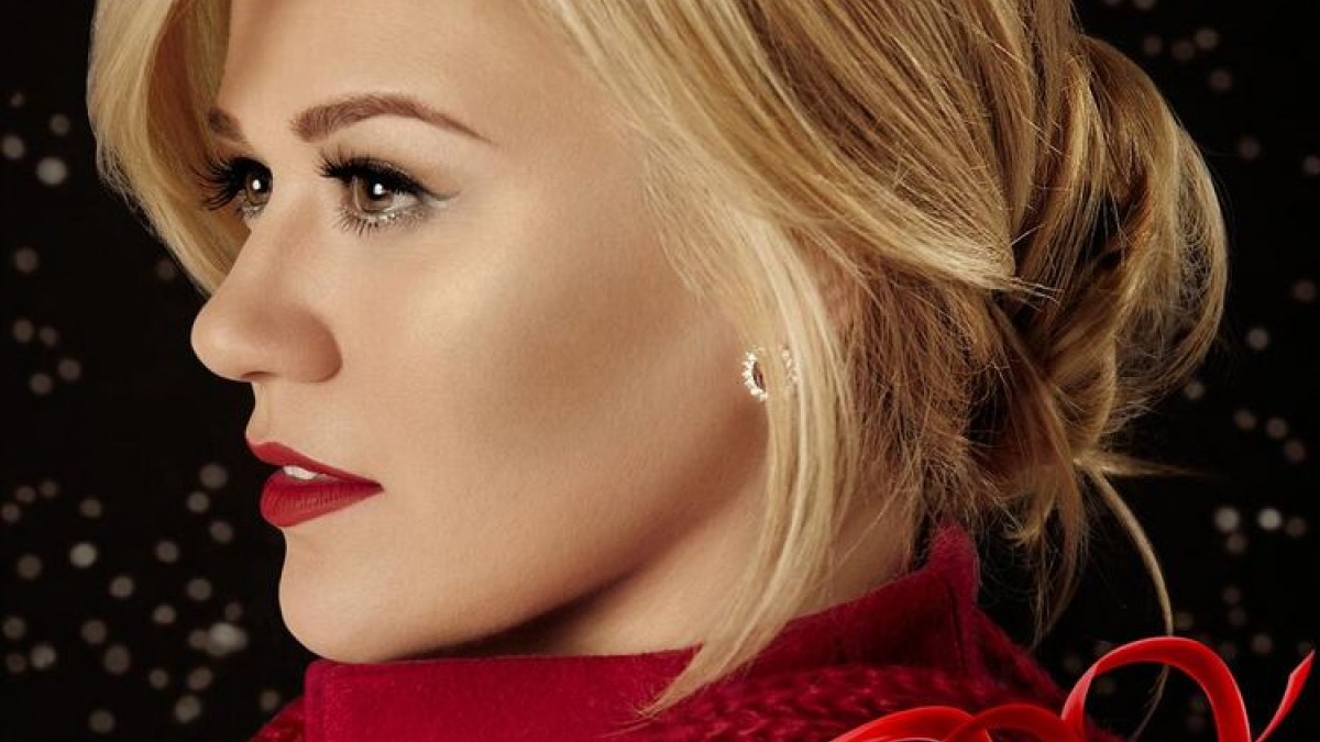 Kelly Clarkson kalėdinės muzikos albumo „Wrapped in Red“ viršelis / „Twitter“ nuotr.