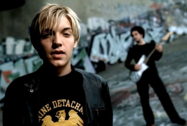 Alexas Bandas dainos „Wherever You Will Go“ vaizdo klipe 2001-aisiais / Kadras iš „YouTube“