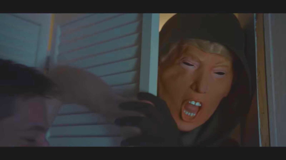 Donaldo Trumpo kauke prisidengęs žudikas išgalvoto siaubo filmo „2016“ anonse / Video kadras