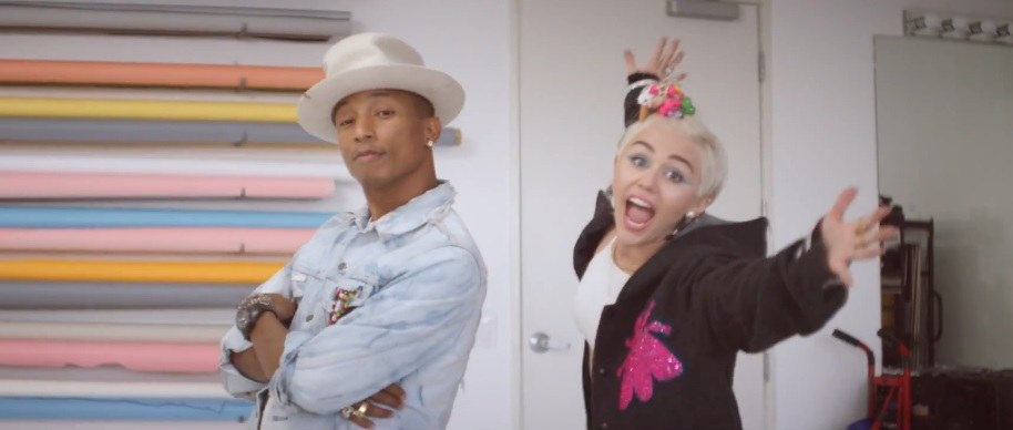 Pharrellas Williamsas ir Miley Cyrus dainos „Come Get It Bae“ vaizdo klipe / Kadras iš vaizdo įrašo