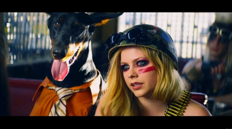 Avril Lavigne dainos „Rock N' Roll“ vaizdo klipe / Kadras iš „YouTube“