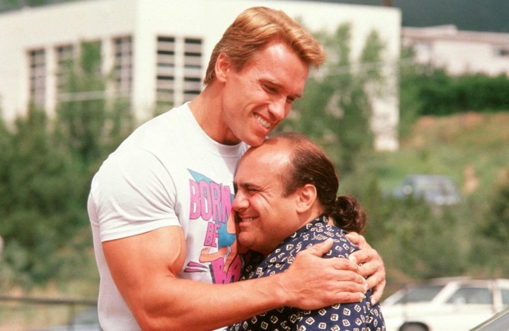 Arnoldas Schwarzeneggeris ir Danny DeVito  / Kadras iš filmo „Dvyniai“