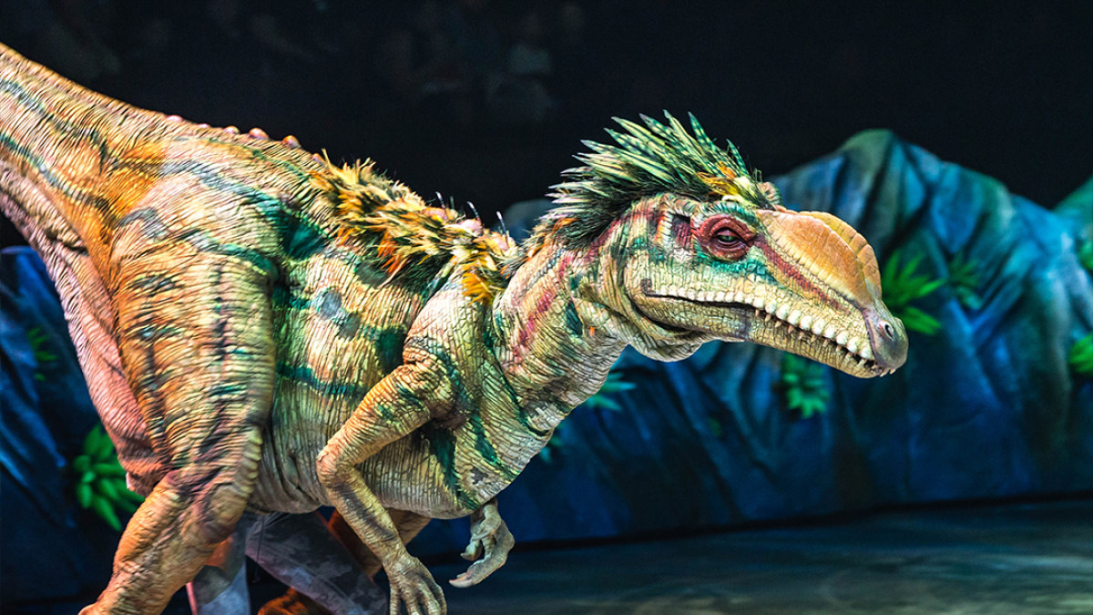 Didžiausio pasaulyje šou „Pasivaikščiojimas su dinozaurais“ pasirodymo ištraukos