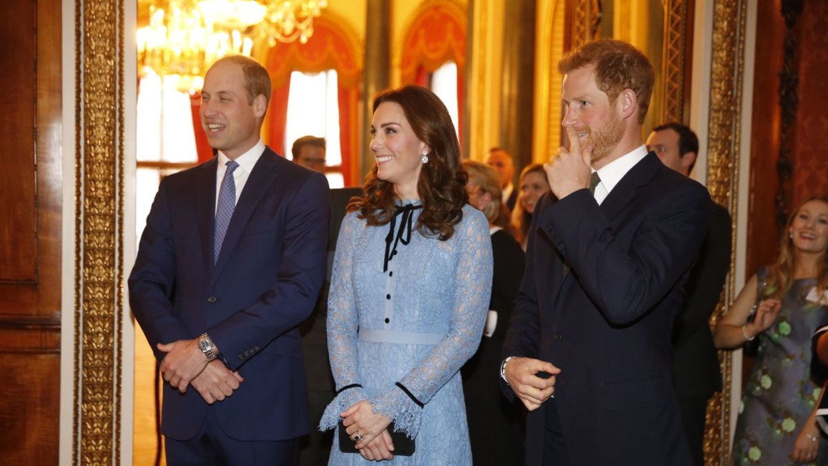 Princas Williamas su žmona Catherine ir princas Harry / Vida Press nuotr.