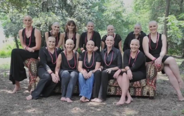 Už širdies griebiantis solidarumas: palaikydamos vėžiu sergančią draugę grupelė moterų nusiskuto galvas plikai / Kadras iš vaizdo įšrašo