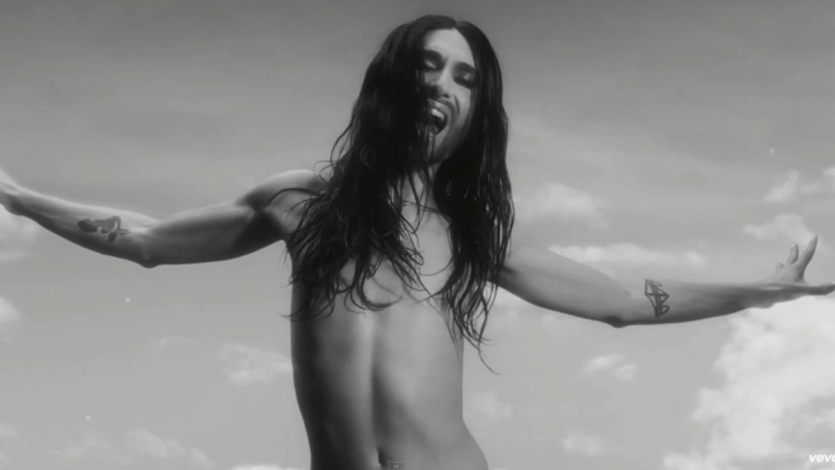Conchita Wurst vaizdo klipe „You Are Unstoppable“ / Kadras iš vaizdo klipo
