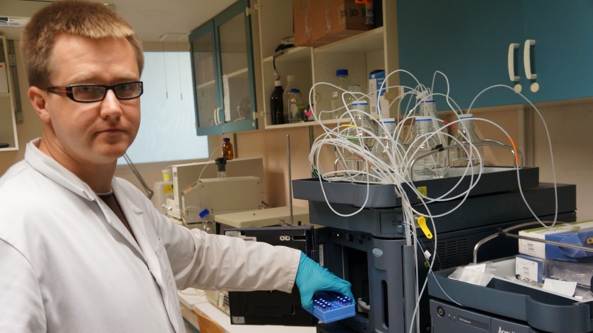 Dr. Tomas Drevinskas atlieka eksperimentus GMF Skysčių chromatografijos laboratorijoje /Organizatorių nuotr.